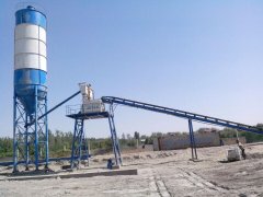 搅拌站使用水泥仓、螺旋输送机现场
