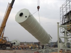 搅拌站用水泥仓及螺旋输送机吊装现场