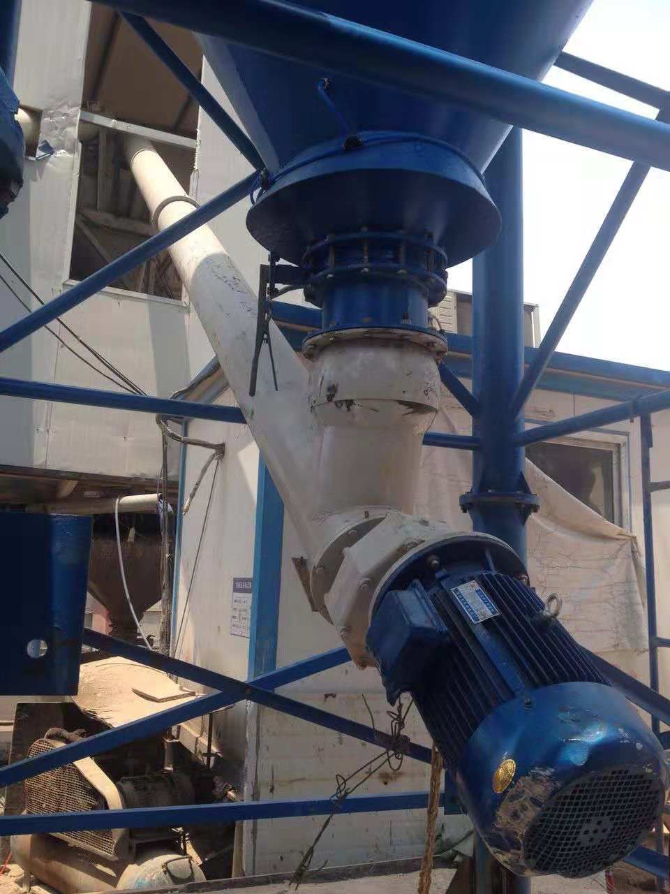 1541039082636585.jpg 水泥仓蝶阀螺旋使用案例.jpg